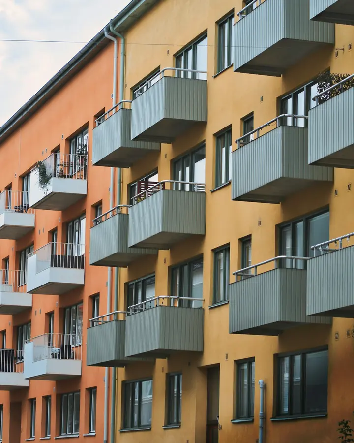 Flerbostadshus med balkonger i ljusa färger
