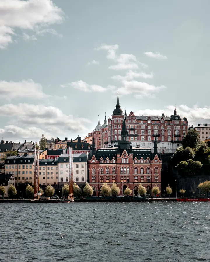 Bostadshus på en höjd vid vattnet i Stockholm