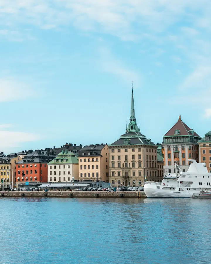 Stockholm sett från vattnet en solig dag
